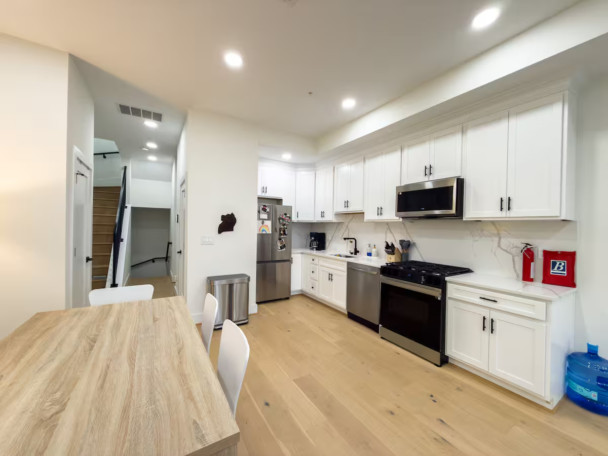 Two Level Contemporary and Spacious Townhome - Photo 2