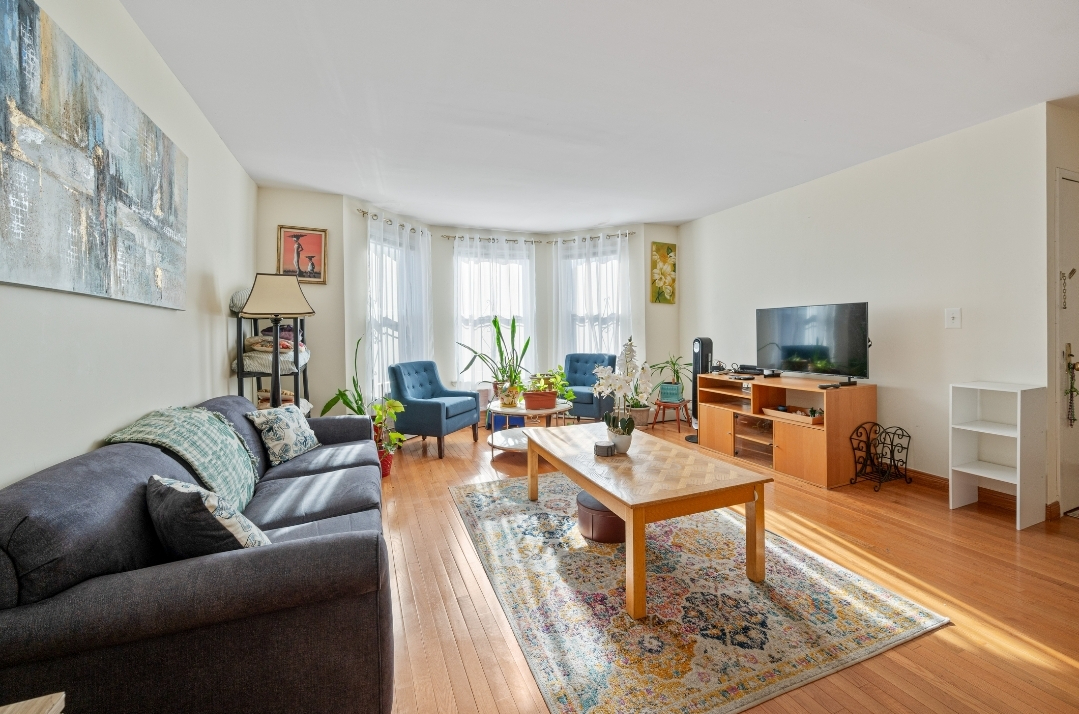 Utilities included, laundry available, fully stocked kitchen, Queens sizebedrooms, front & back yard - Photo 1