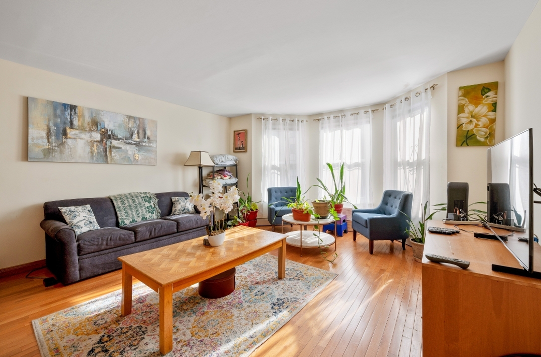 Utilities included, laundry available, fully stocked kitchen, Queens sizebedrooms, front & back yard - Photo 2