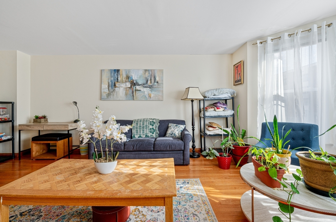 Utilities included, laundry available, fully stocked kitchen, Queens sizebedrooms, front & back yard - Photo 3