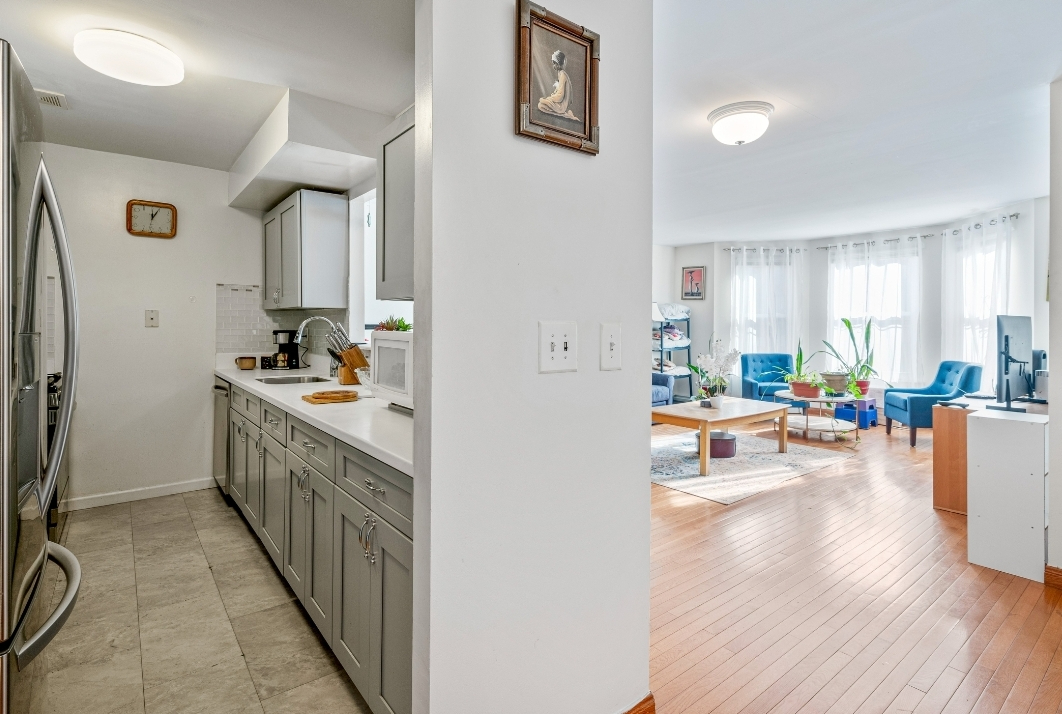 Utilities included, laundry available, fully stocked kitchen, Queens sizebedrooms, front & back yard - Photo 7