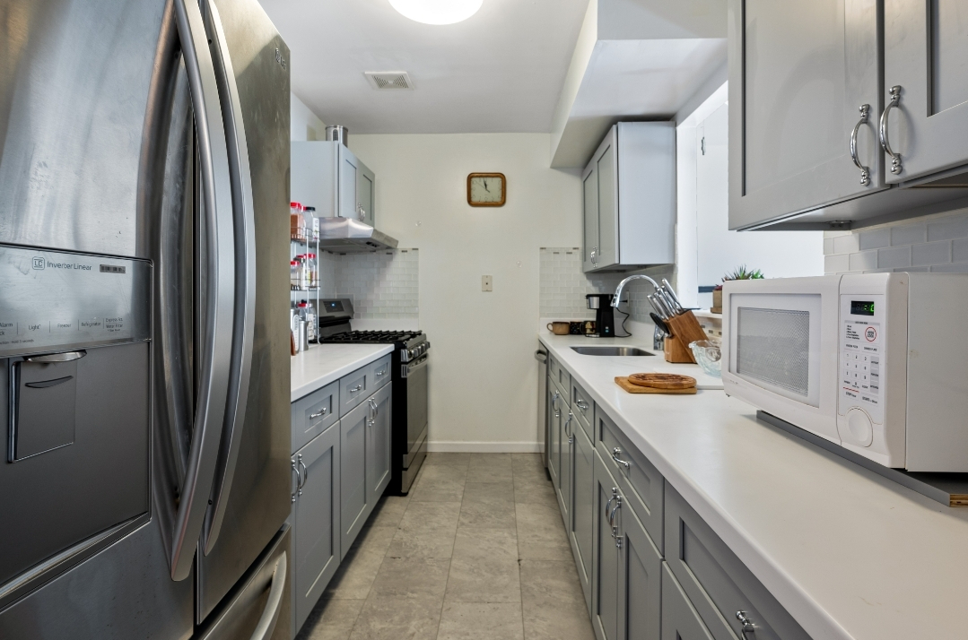 Utilities included, laundry available, fully stocked kitchen, Queens sizebedrooms, front & back yard - Photo 8