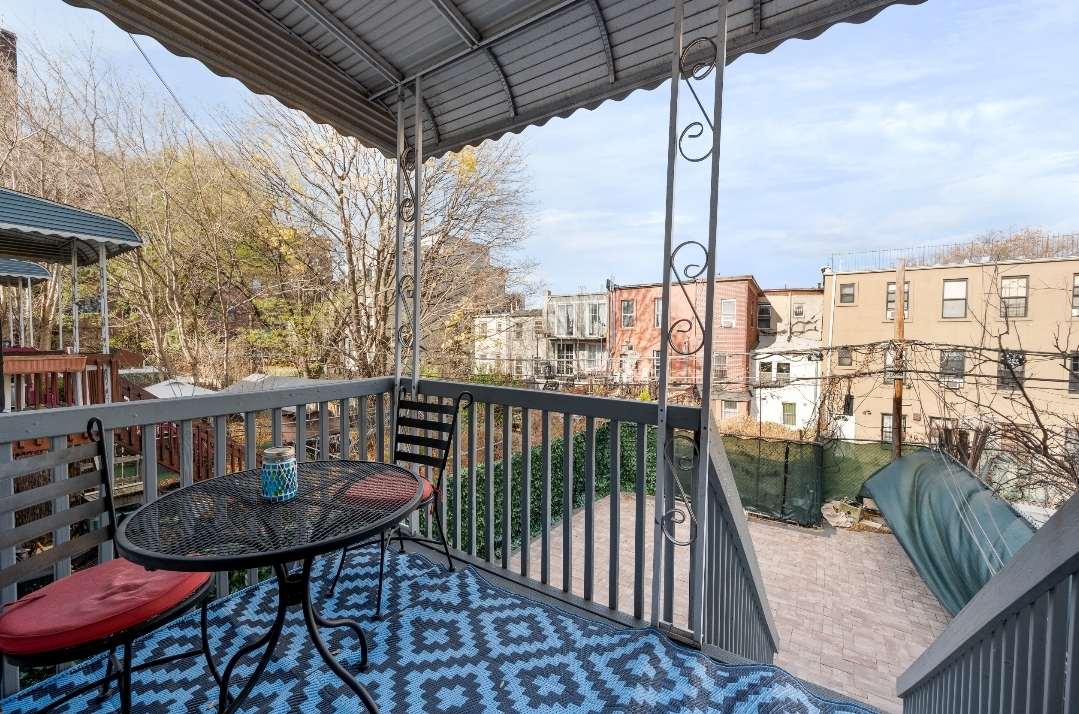 Utilities included, laundry available, fully stocked kitchen, Queens sizebedrooms, front & back yard - Photo 12