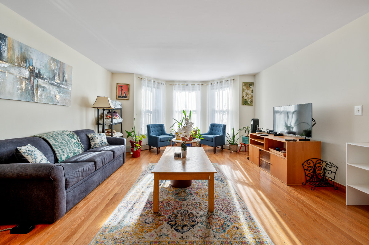 Utilities included, laundry available, fully stocked kitchen, Queens sizebedrooms, front & back yard - Photo 6