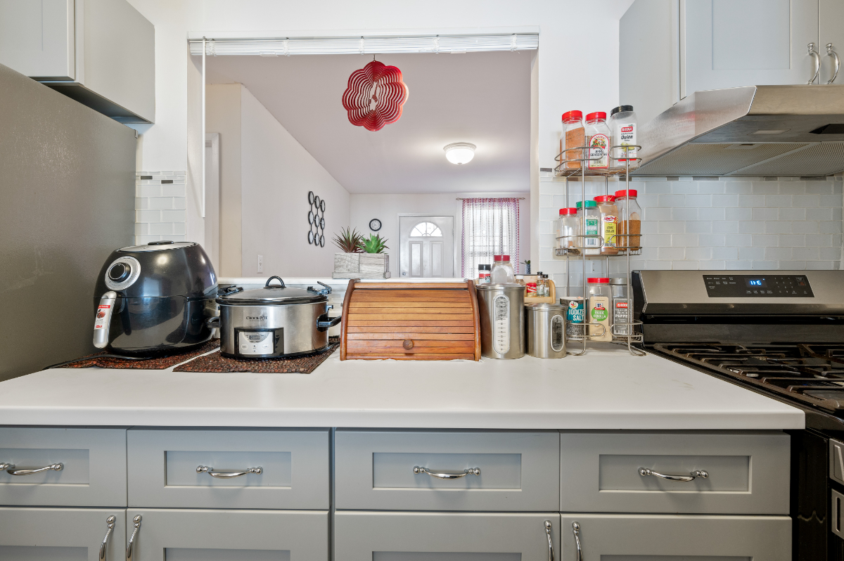 Utilities included, laundry available, fully stocked kitchen, Queens sizebedrooms, front & back yard - Photo 9