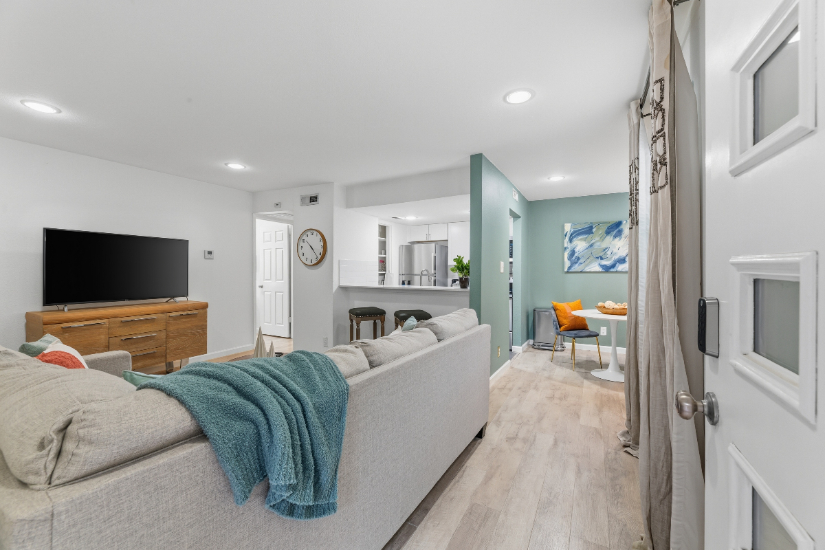 Quiet & Walkable - Stylish Condo With Local Vibe - Photo 9