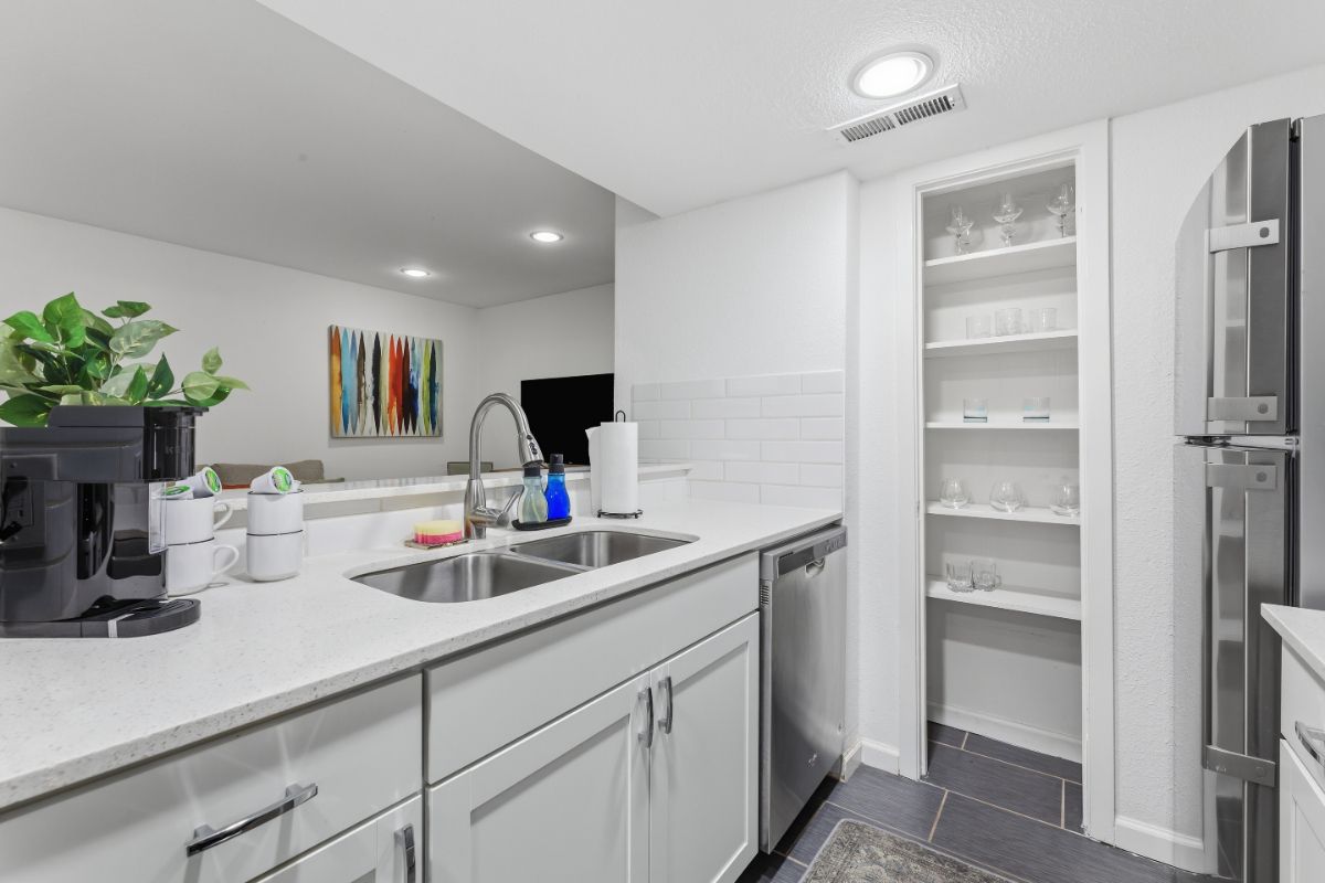 Quiet & Walkable - Stylish Condo With Local Vibe - Photo 8