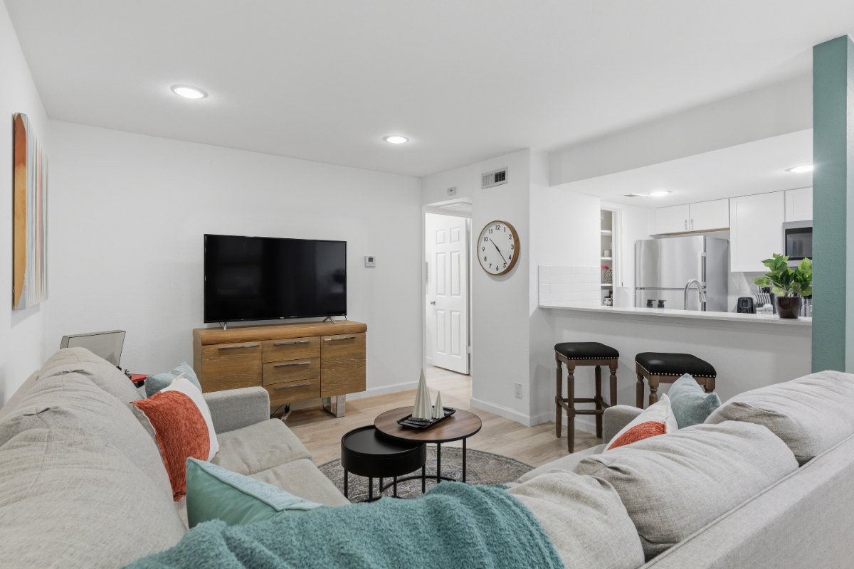 Quiet & Walkable - Stylish Condo With Local Vibe - Photo 10