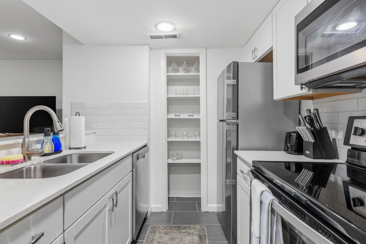 Quiet & Walkable - Stylish Condo With Local Vibe - Photo 3