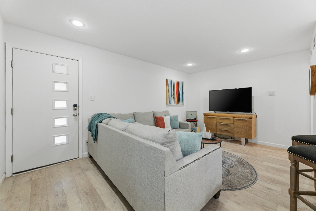 Quiet & Walkable - Stylish Condo With Local Vibe - Photo 11
