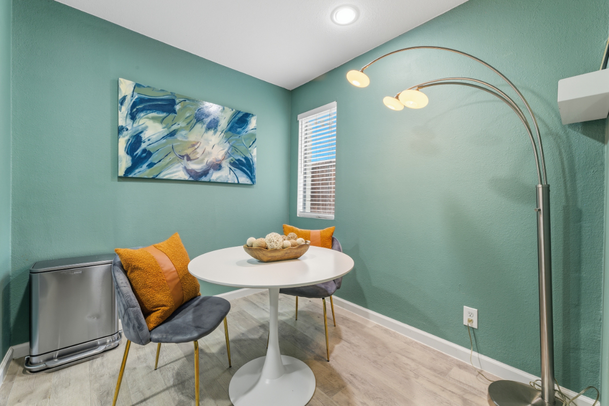 Quiet & Walkable - Stylish Condo With Local Vibe - Photo 4