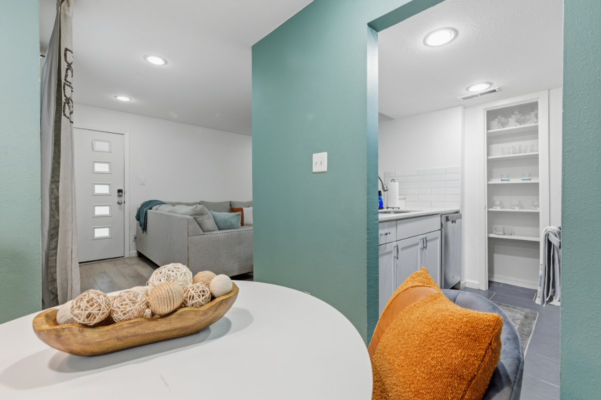 Quiet & Walkable - Stylish Condo With Local Vibe - Photo 12