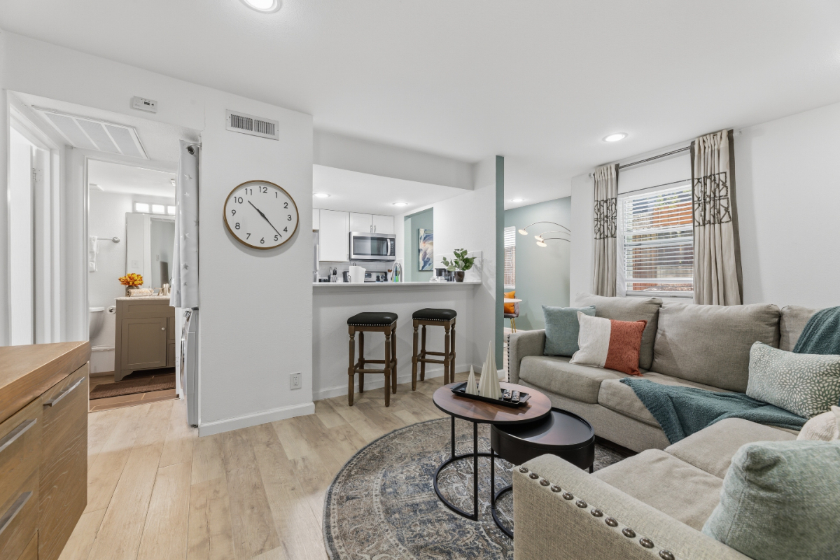 Quiet & Walkable - Stylish Condo With Local Vibe - Photo 1