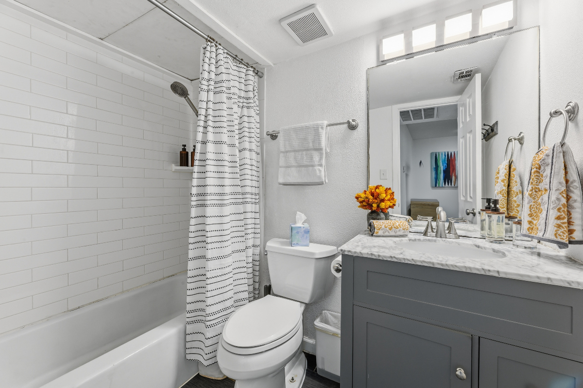 Quiet & Walkable - Stylish Condo With Local Vibe - Photo 5