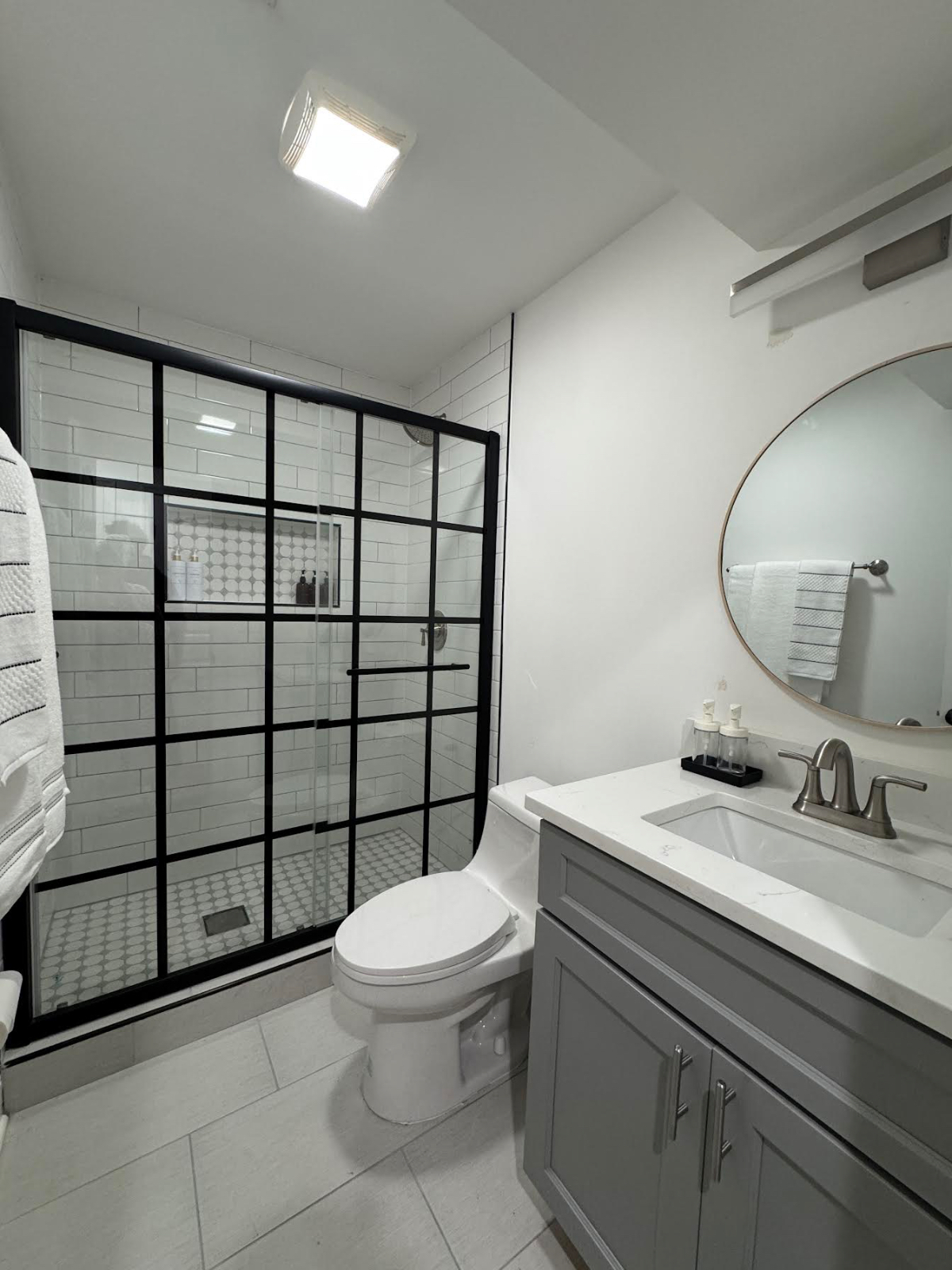 Private, Modern Basement Suite for Traveling Professionals - Photo 4