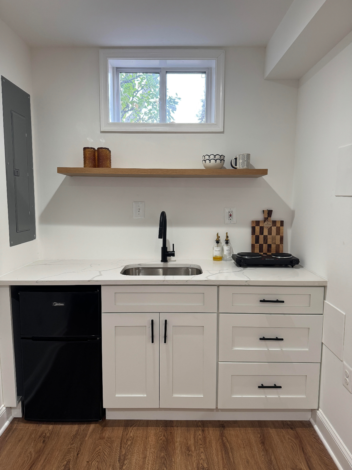 Private, Modern Basement Suite for Traveling Professionals - Photo 2