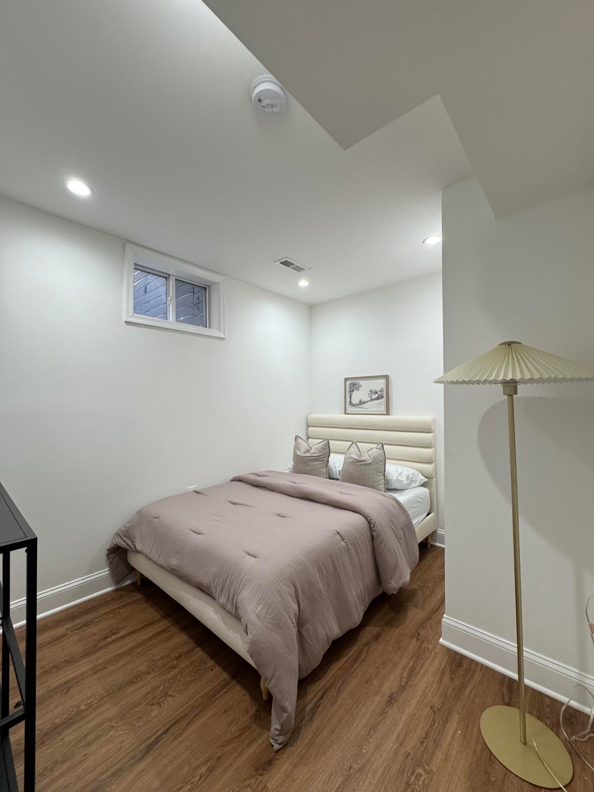Private, Modern Basement Suite for Traveling Professionals - Photo 7