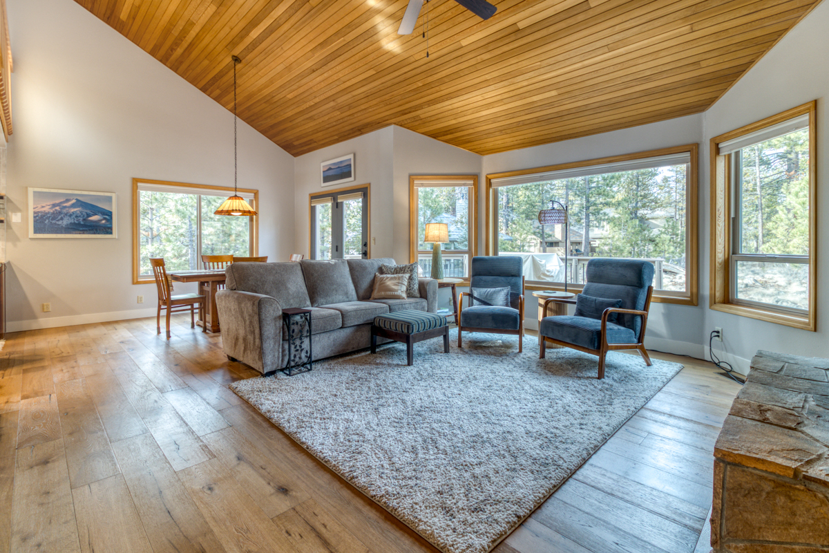 Fully furnished and updated Sunriver Home with washer/dryer, included utilities and pets allowed - Photo 2