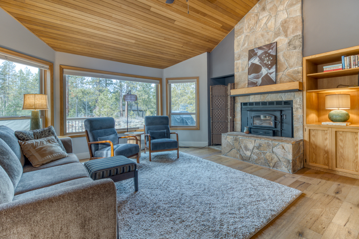 Fully furnished and updated Sunriver Home with washer/dryer, included utilities and pets allowed - Photo 1