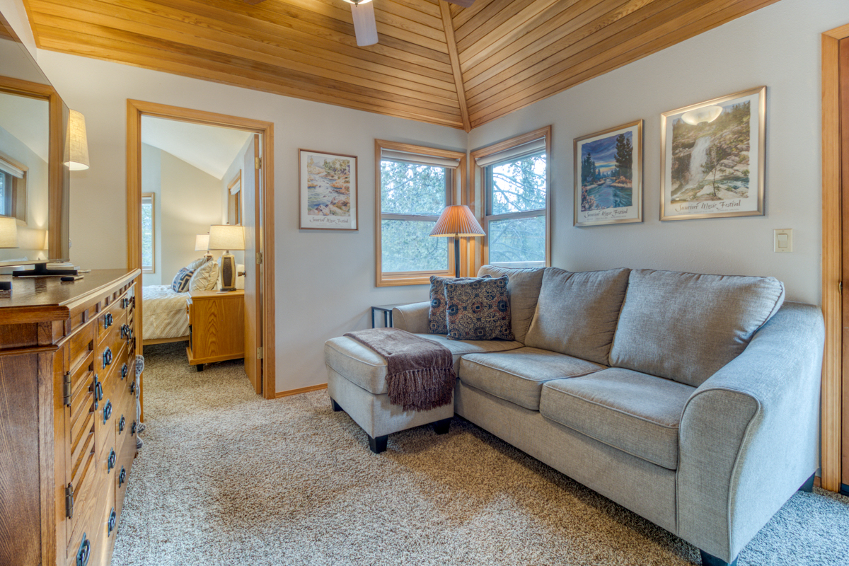 Fully furnished and updated Sunriver Home with washer/dryer, included utilities and pets allowed - Photo 4