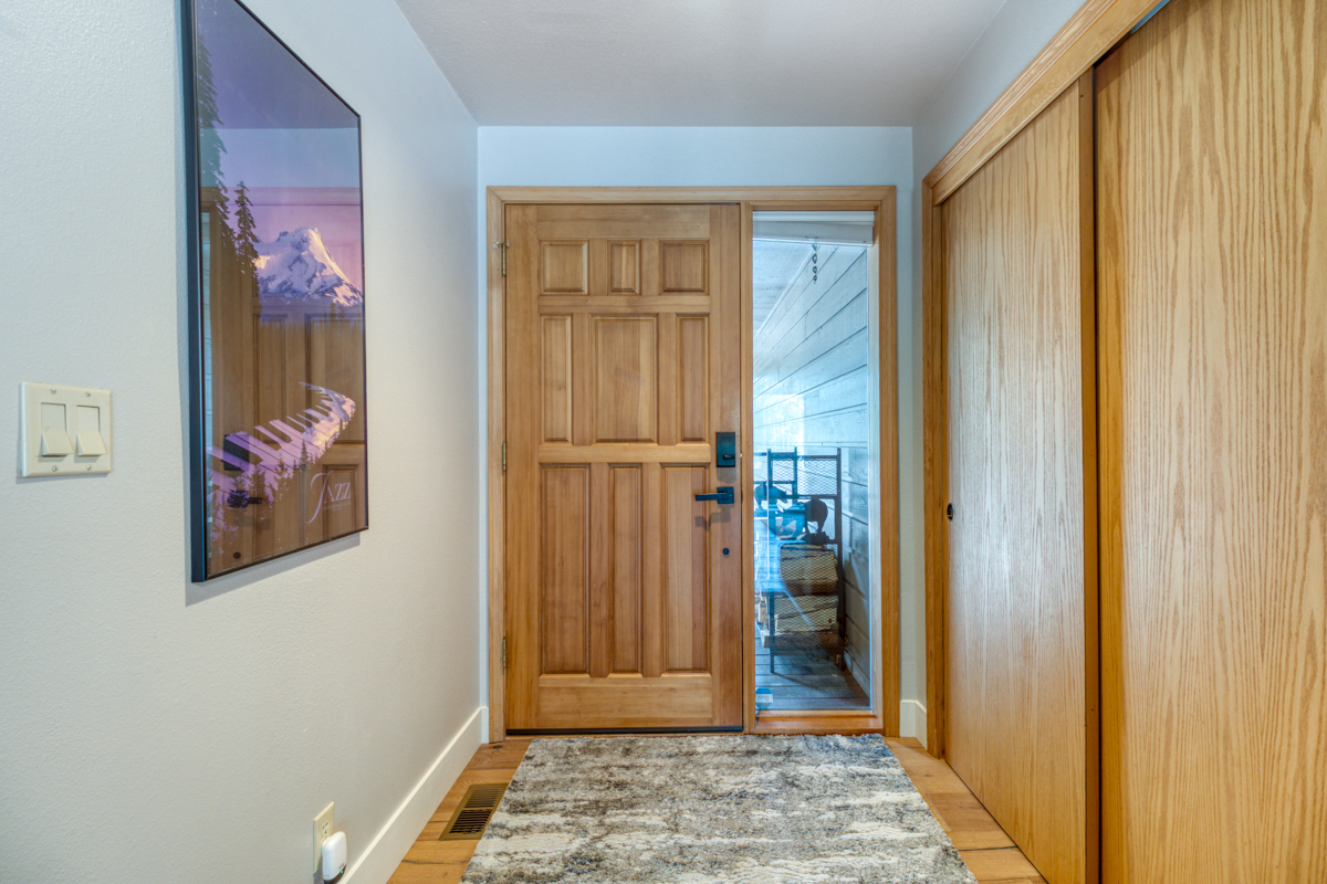 Fully furnished and updated Sunriver Home with washer/dryer, included utilities and pets allowed - Photo 3