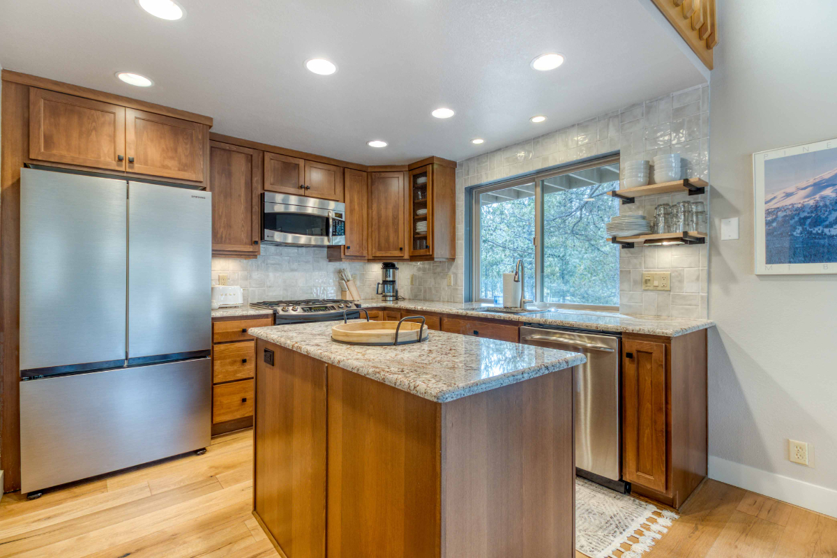 Fully furnished and updated Sunriver Home with washer/dryer, included utilities and pets allowed - Photo 5