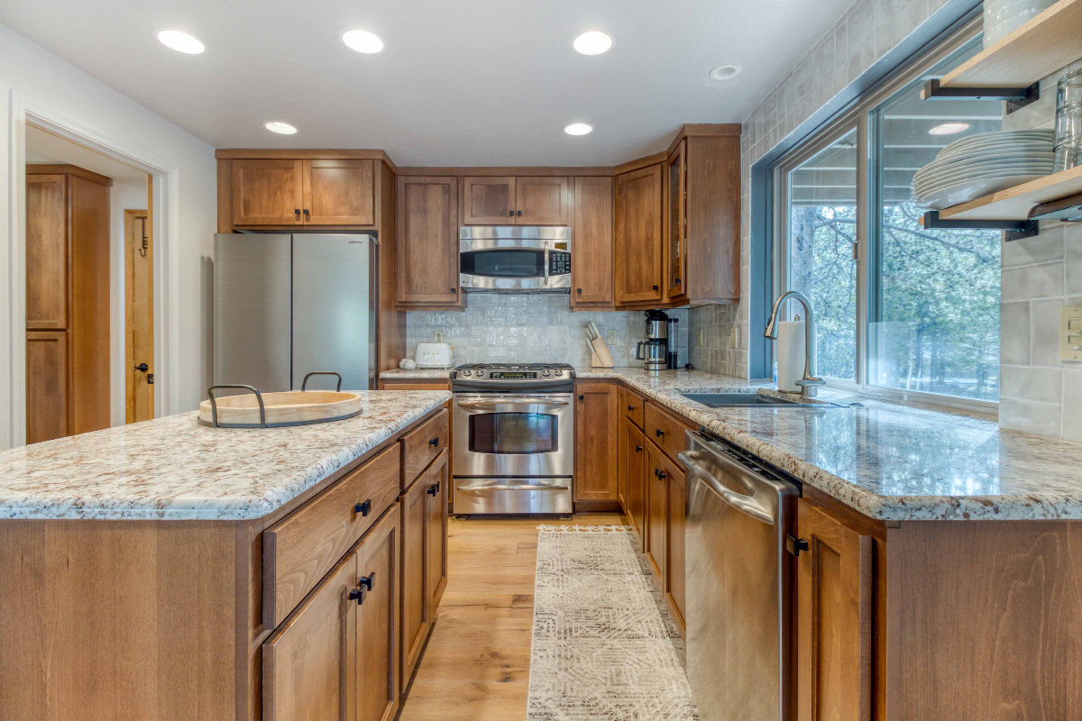 Fully furnished and updated Sunriver Home with washer/dryer, included utilities and pets allowed - Photo 6