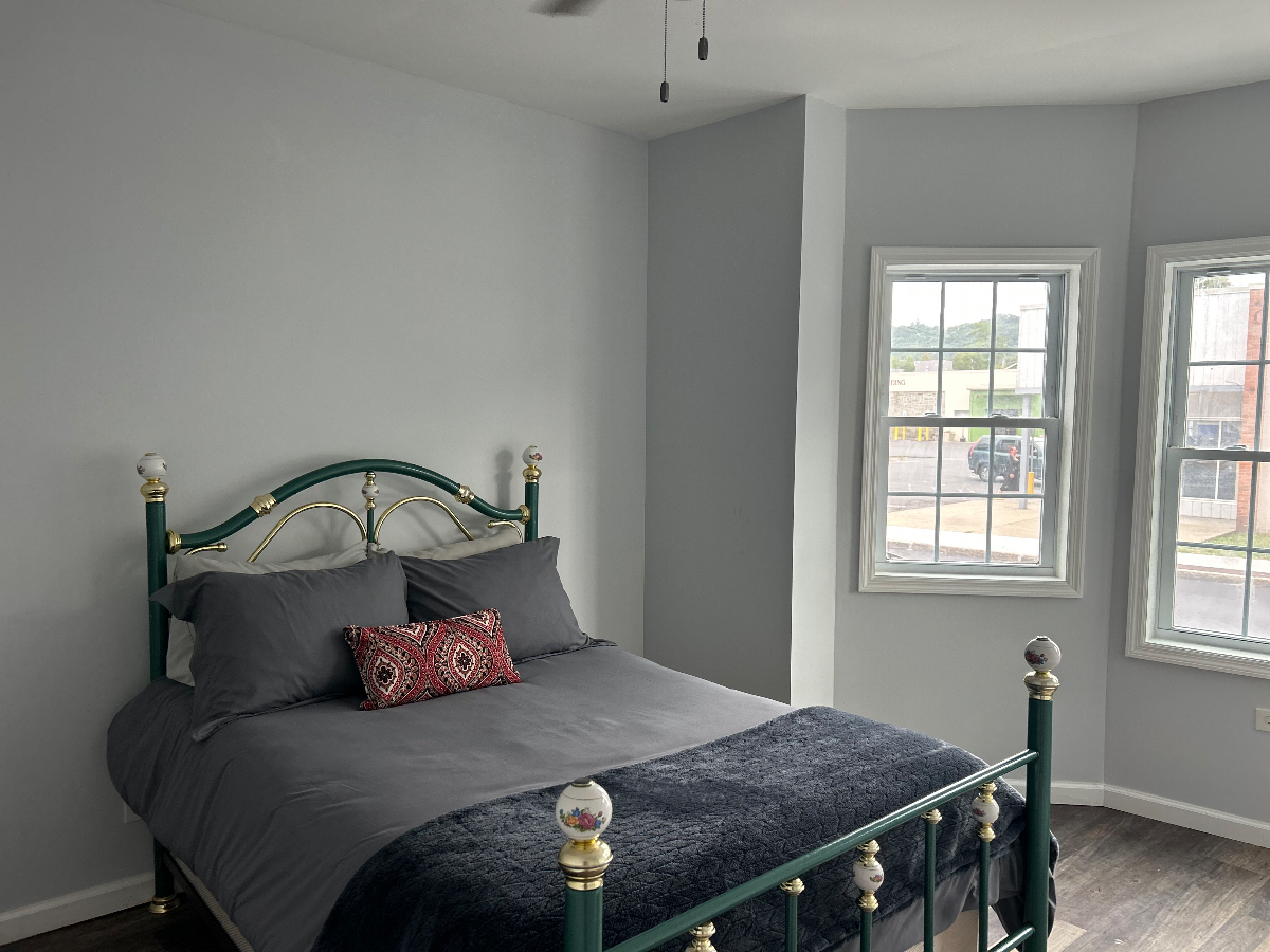Troy 3BR w/ Balcony with views of the Hudson River - Minutes to Colleges & Albany - Photo 3
