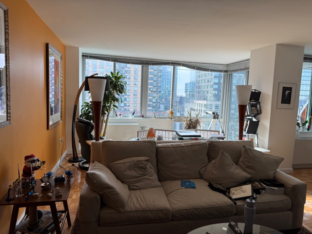 MEDICAL PROFESSIONALS ONLY. SHORT TERM ONLY. Bright ensuite bedroom steps from the Hudson and Linco - Photo 1