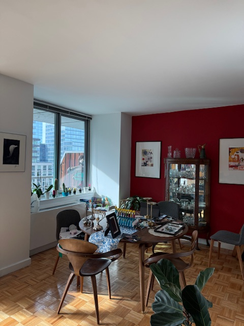 MEDICAL PROFESSIONALS ONLY. SHORT TERM ONLY. Bright ensuite bedroom steps from the Hudson and Linco - Photo 2