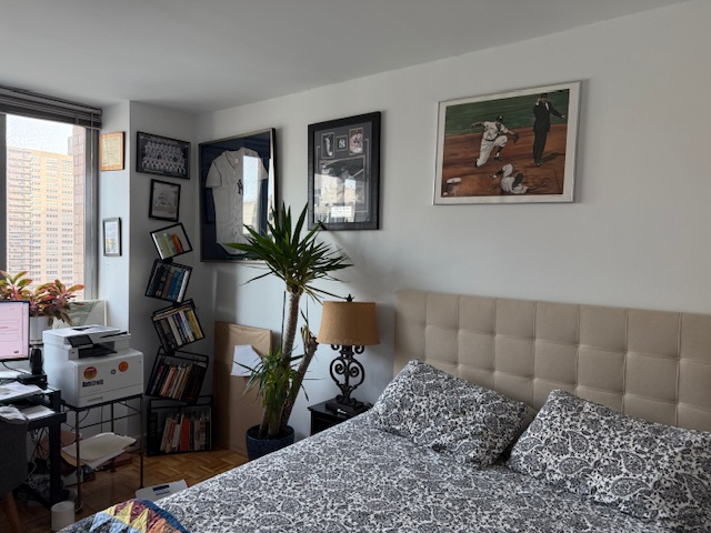 MEDICAL PROFESSIONALS ONLY. SHORT TERM ONLY. Bright ensuite bedroom steps from the Hudson and Linco - Photo 3