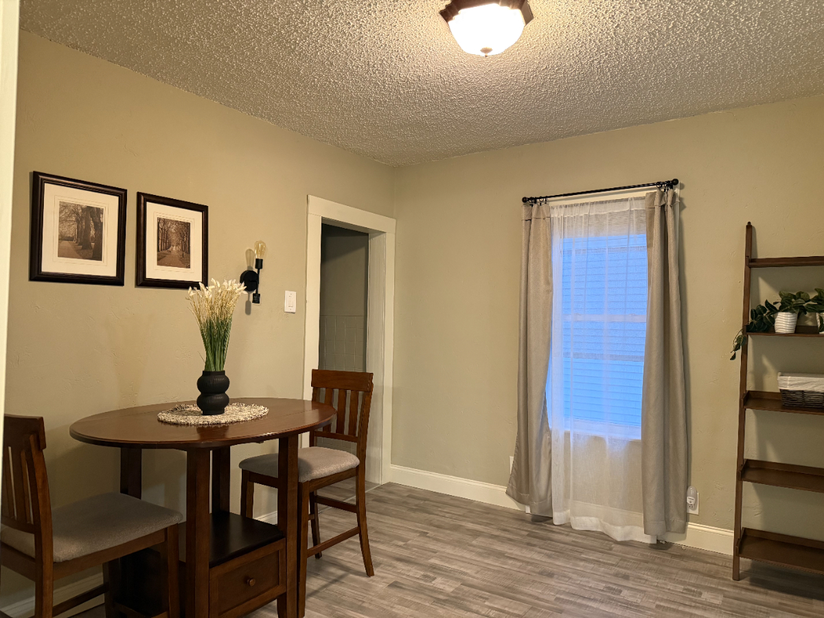 Large 1 Bedroom in Duplex South Utica - Photo 6