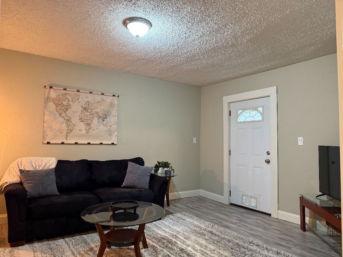 Large 1 Bedroom in Duplex South Utica - Photo 3