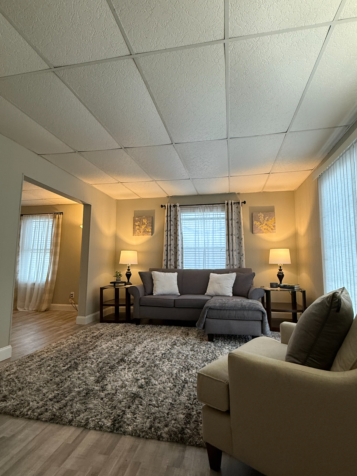 Large 1 Bedroom in Duplex South Utica - Photo 2