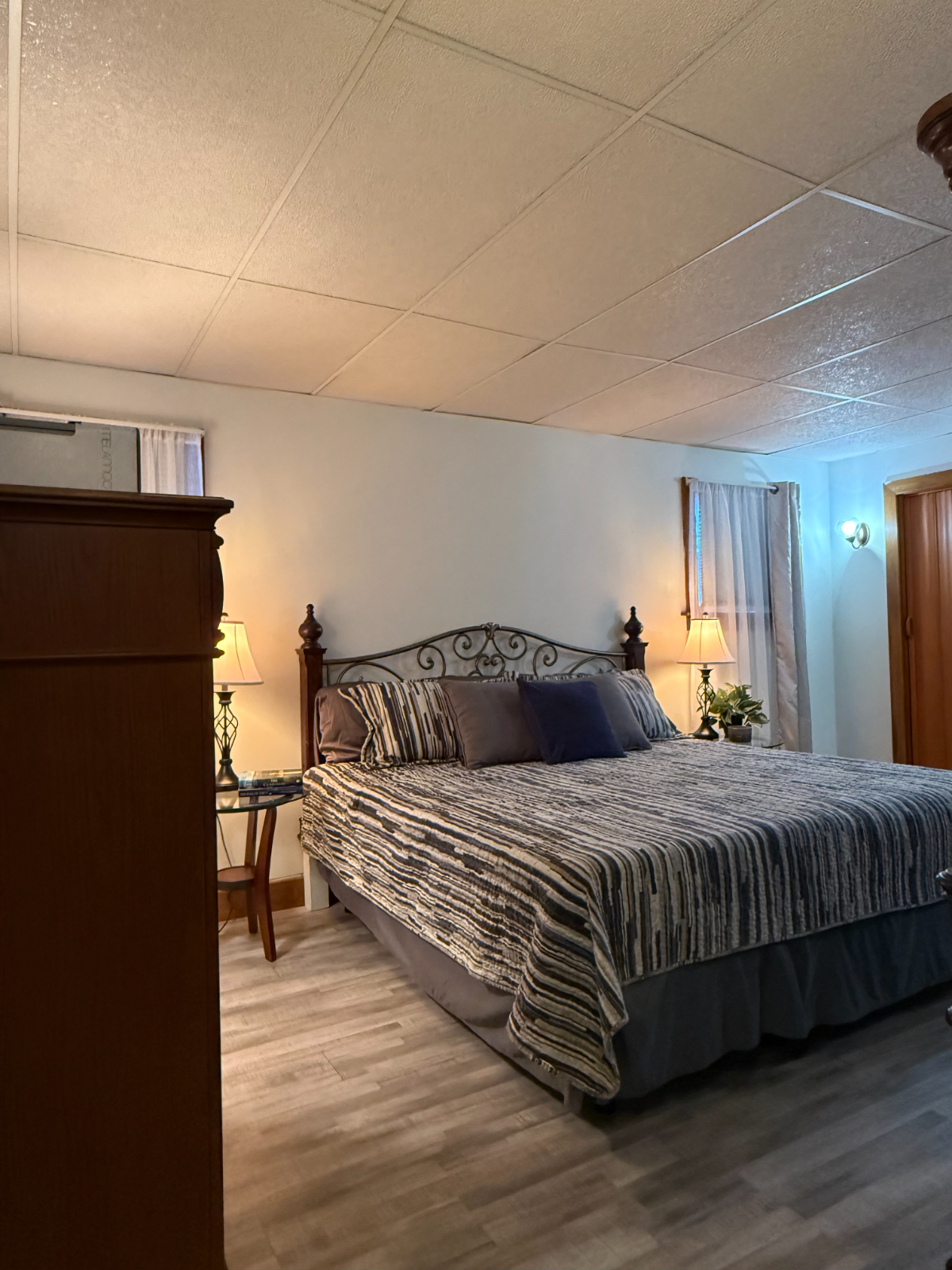 Large 1 Bedroom in Duplex South Utica - Photo 8