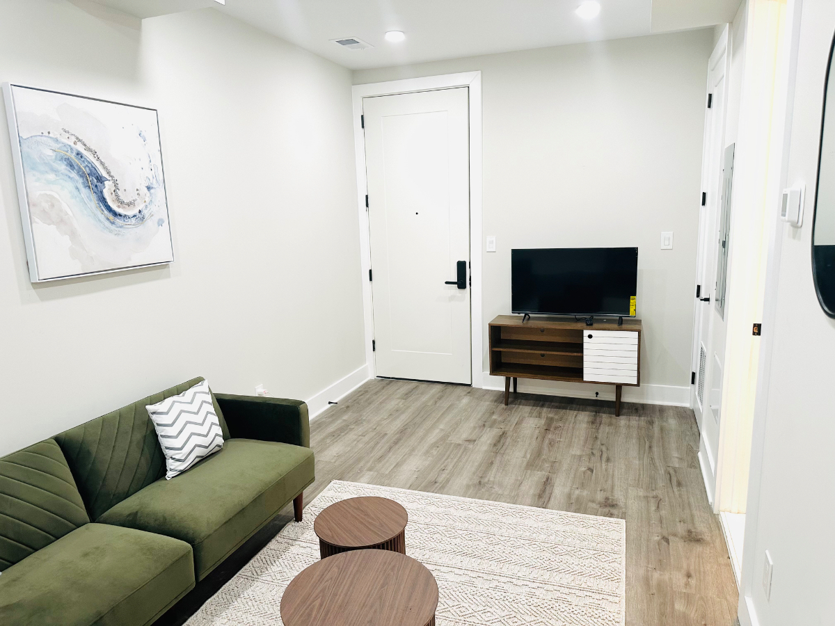 Bright & Stylish New Condo Perfect for Travel Nurses & Professionals - Photo 2