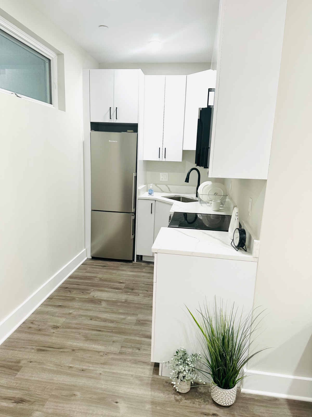 Bright & Stylish New Condo Perfect for Travel Nurses & Professionals - Photo 4