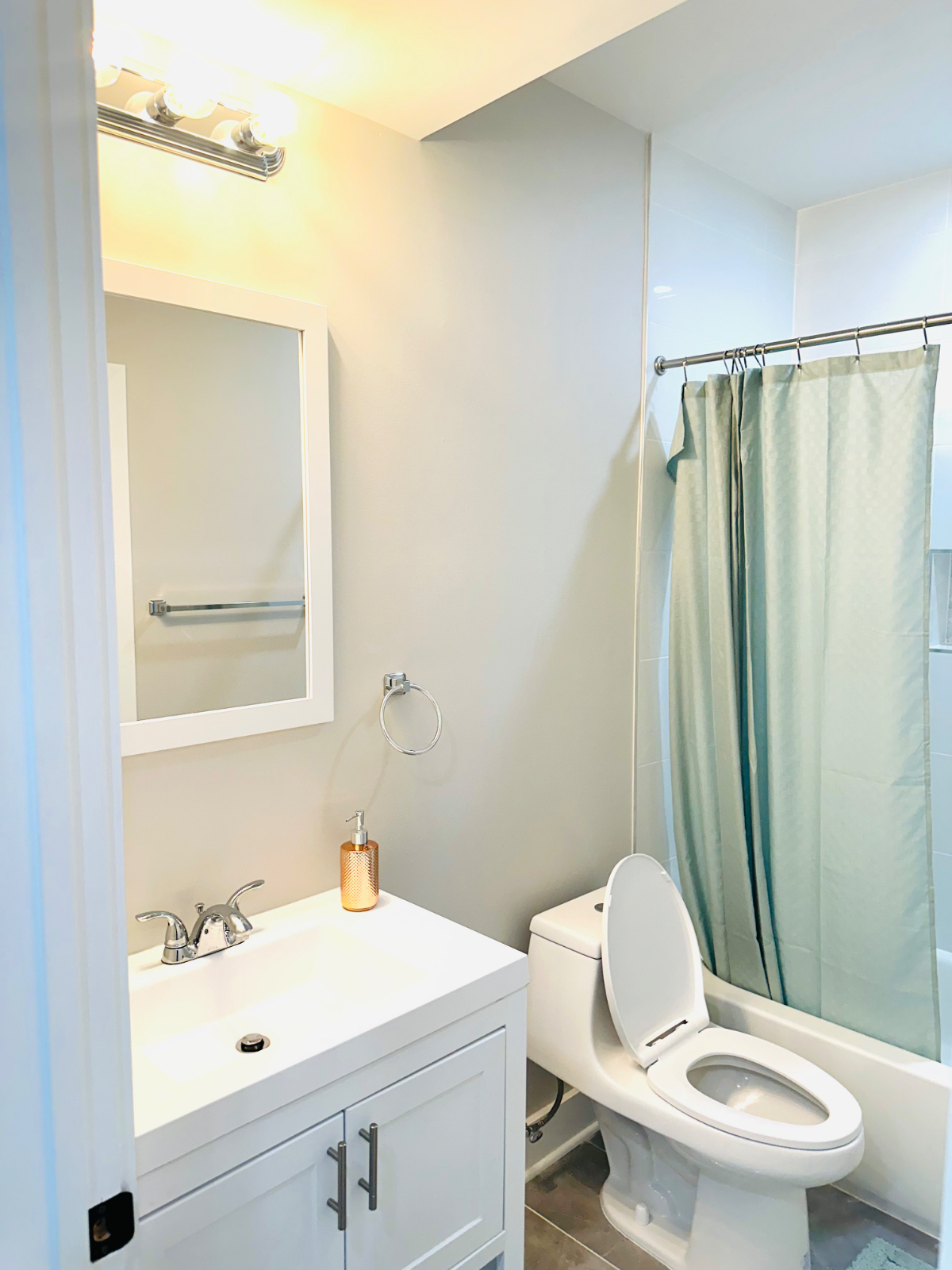 Bright & Stylish New Condo Perfect for Travel Nurses & Professionals - Photo 8