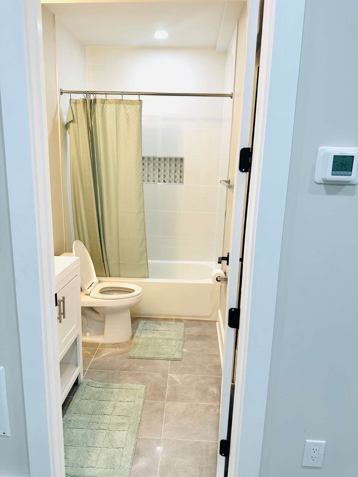 Bright & Stylish New Condo Perfect for Travel Nurses & Professionals - Photo 7