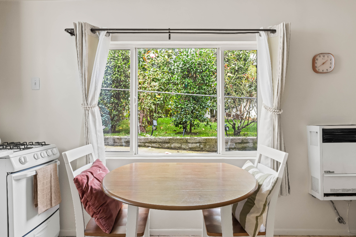 Bright studio with garden deck and easy indoor-outdoor living - Photo 5