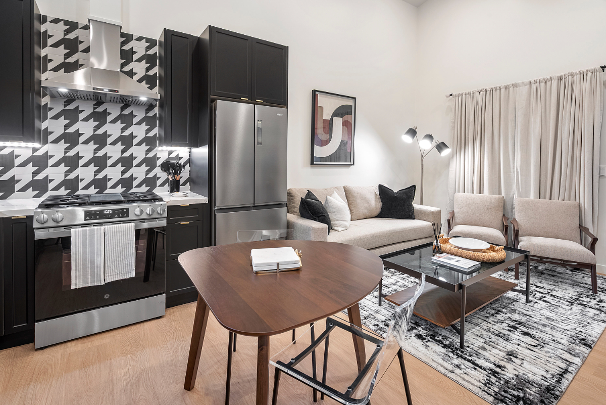 Newly Built 1-Bedroom Luxury Guest House with Gated Parking, Fast Wifi, King Sized Bed,High Ceilings & Central LA Location - Blackwood... - Photo 4