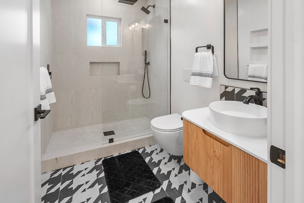 Newly Built 1-Bedroom Luxury Guest House with Gated Parking, Fast Wifi, King Sized Bed,High Ceilings & Central LA Location - Blackwood... - Photo 3
