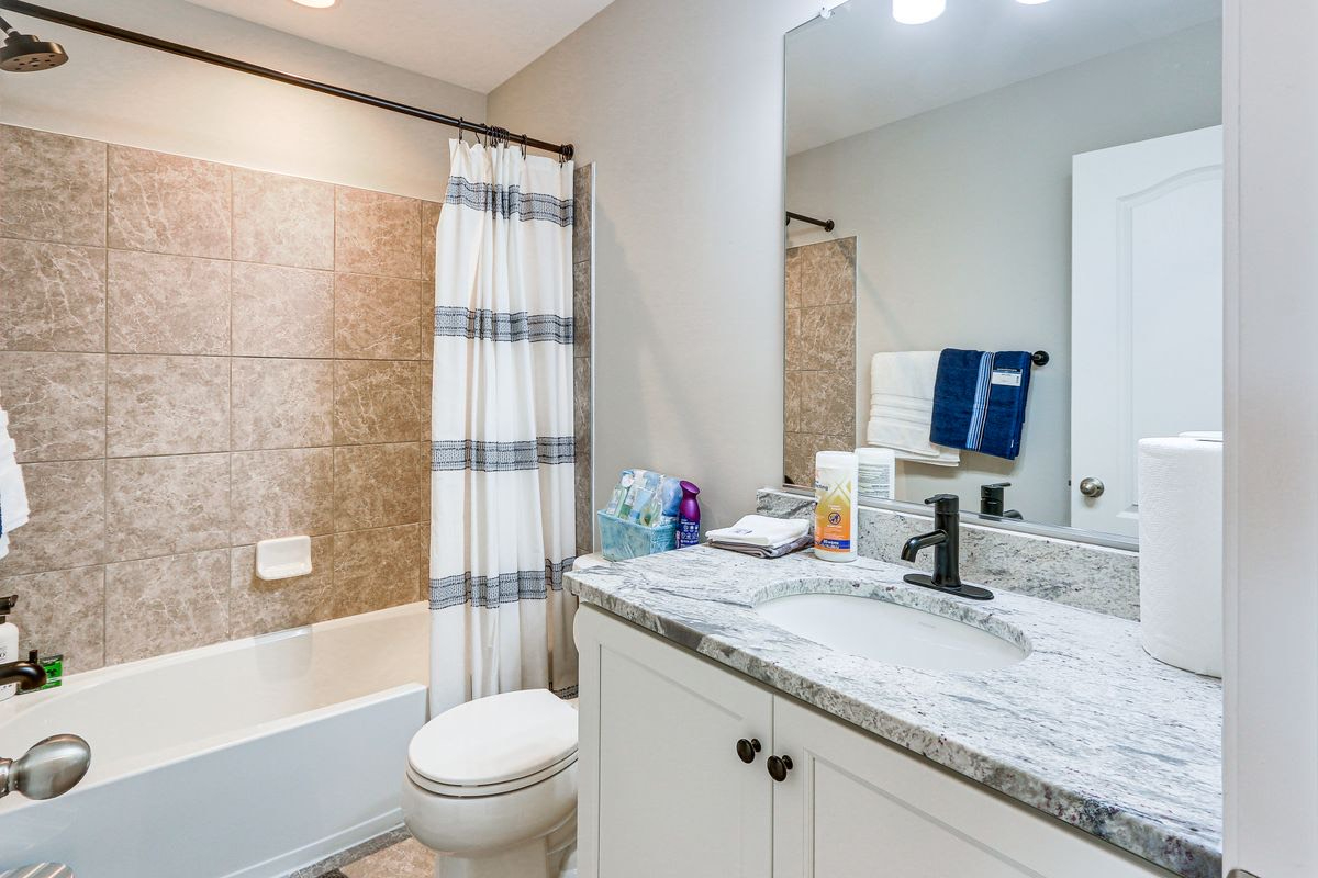 Spacious Modern Townhouse with 4 Bedrooms, Full Gym, and Dual Living Areas - Photo 11