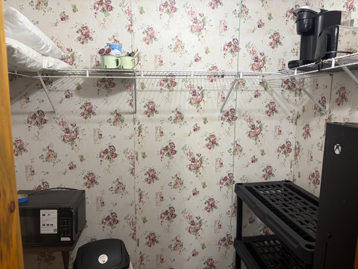 Private room with private laundry - Photo 1