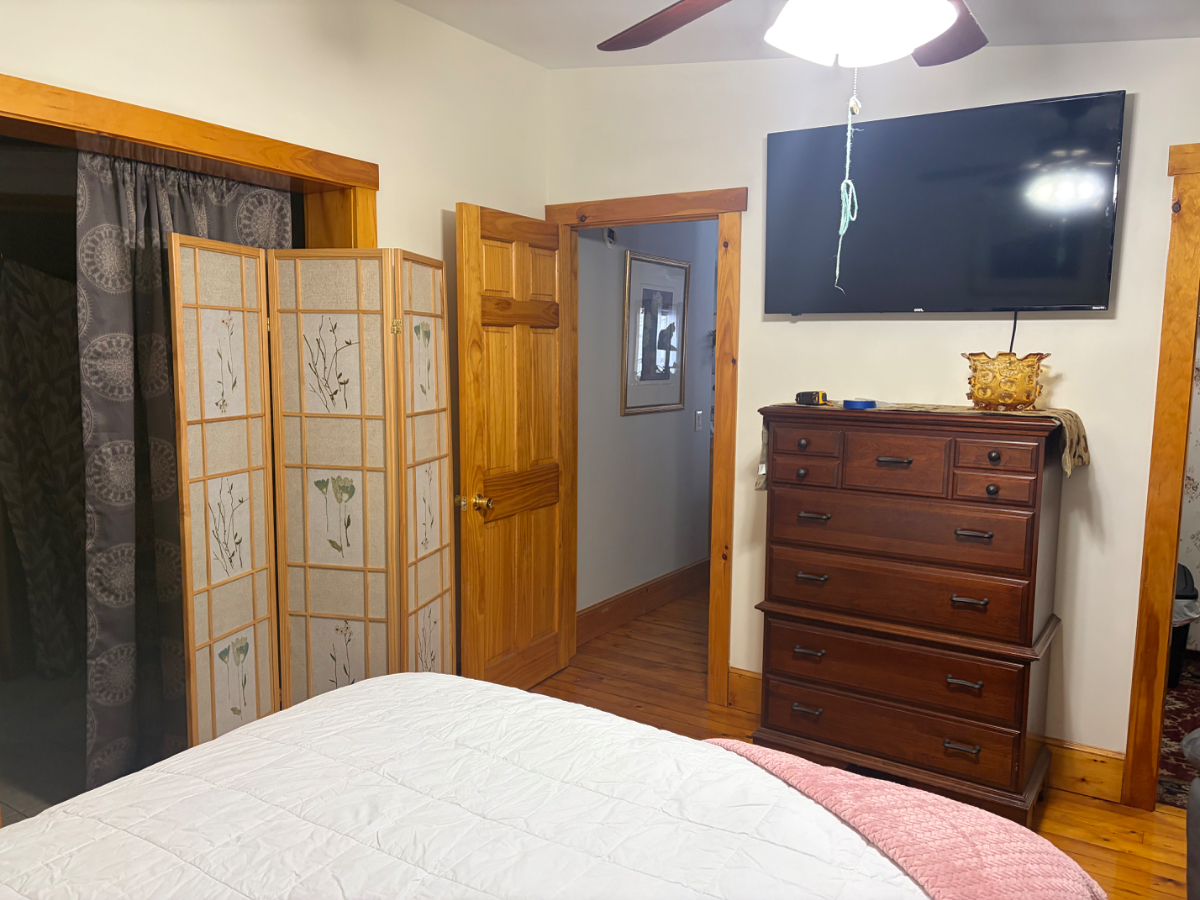 Private room with private laundry - Photo 2