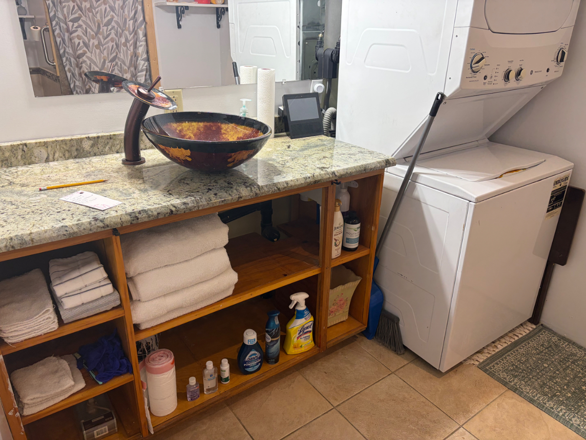 Private room with private laundry - Photo 3