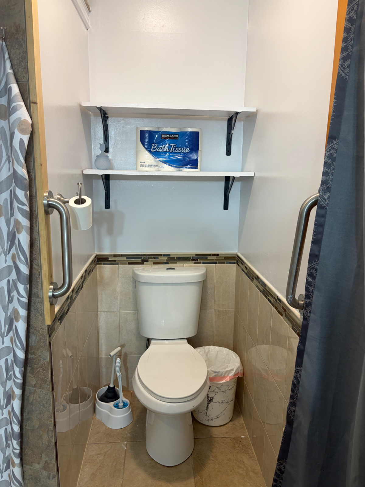 Private room with private laundry - Photo 4