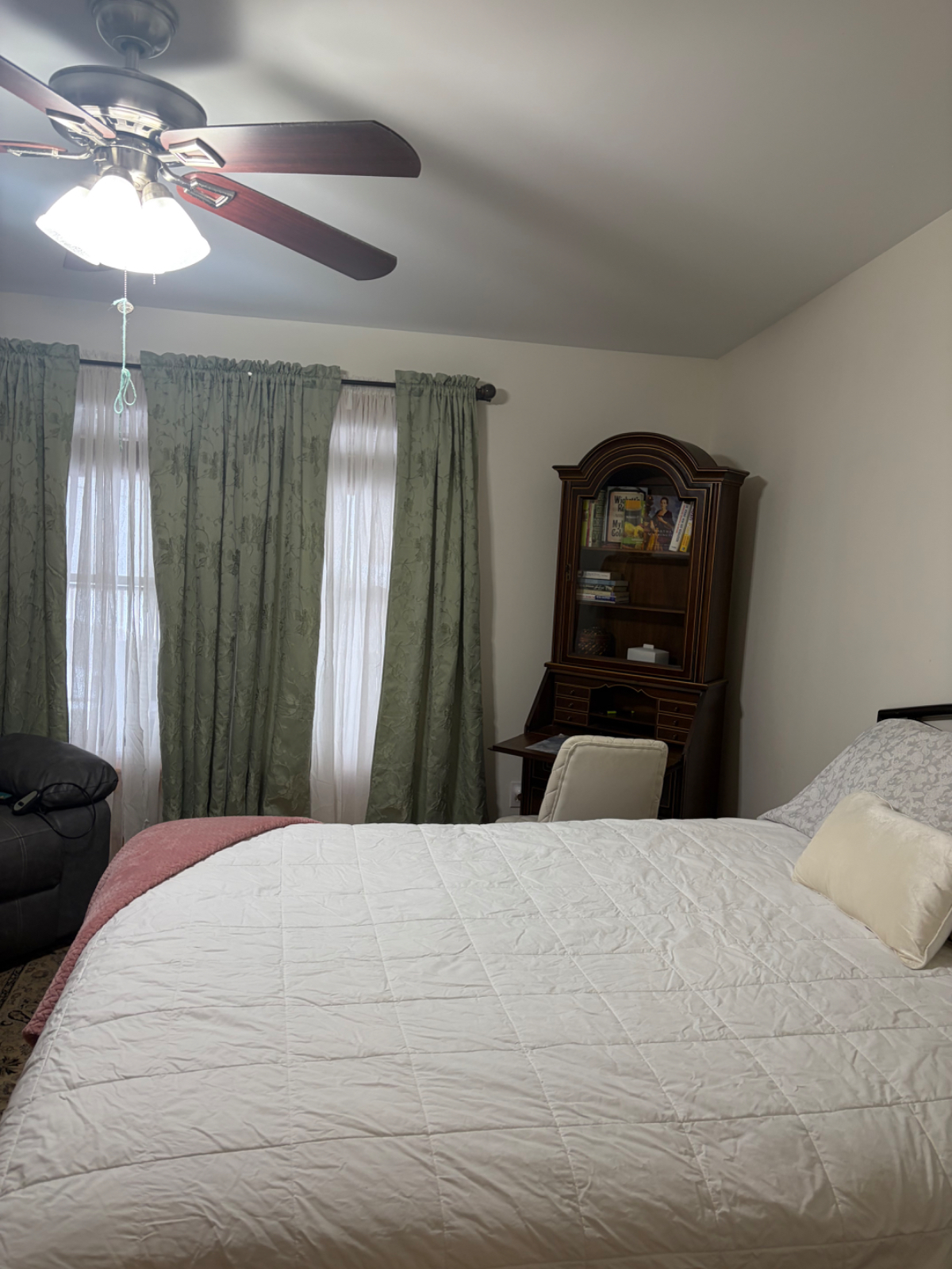 Private room with private laundry - Photo 5