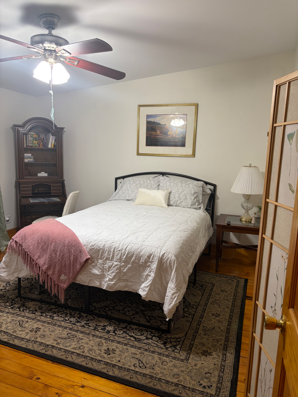Private room with private laundry - Photo 7