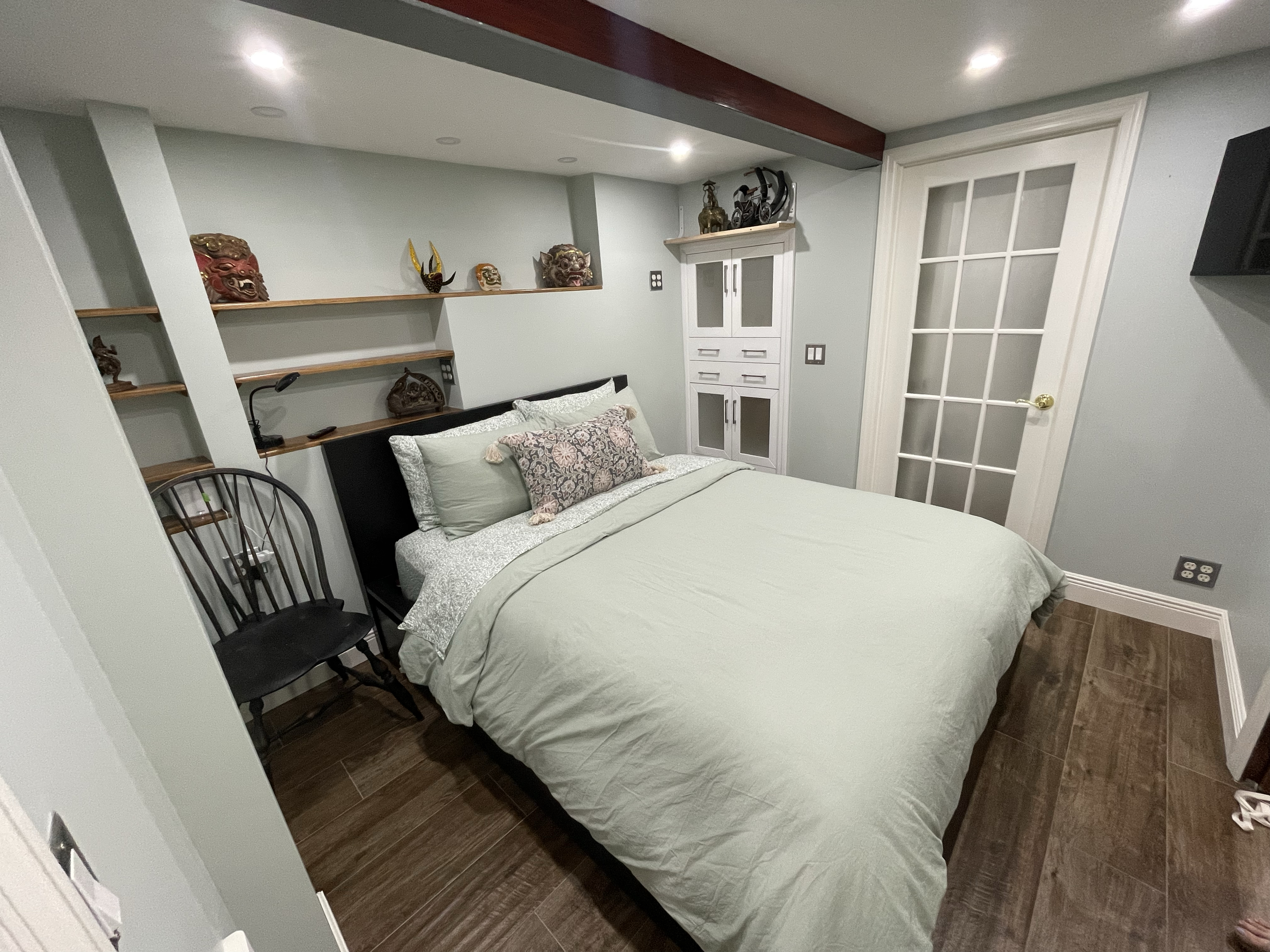 Garden level of townhouse w 2 bedrooms, luxury bath, full kitchen - back patio & yard, luxury amenit - Photo 11